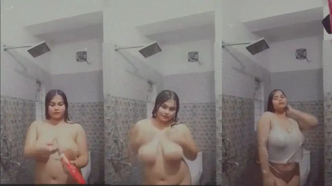 Hot Chubby Tanker Girl Secretly Fingering in Bath
